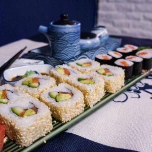 SS15. Sushi set 8 6ks maki losos,8ks uramaki losos,avokádo,okurka